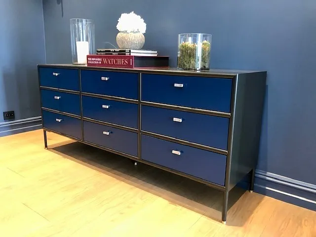 Møbel med mange skuffer