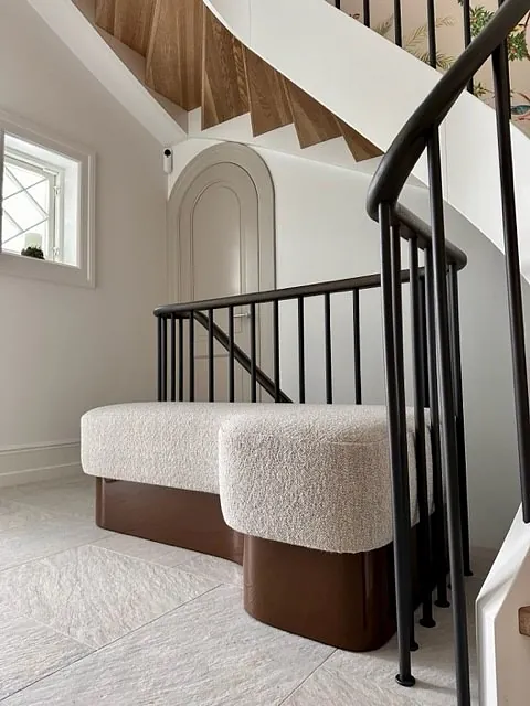 Sittegruppe ved en trapp