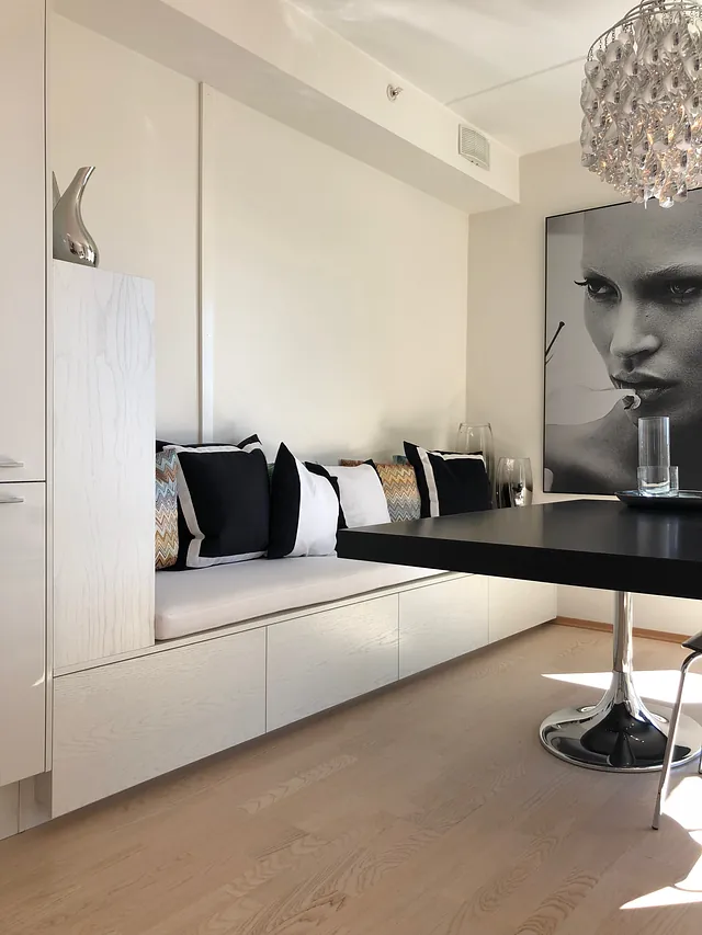 Benk med skuffer under