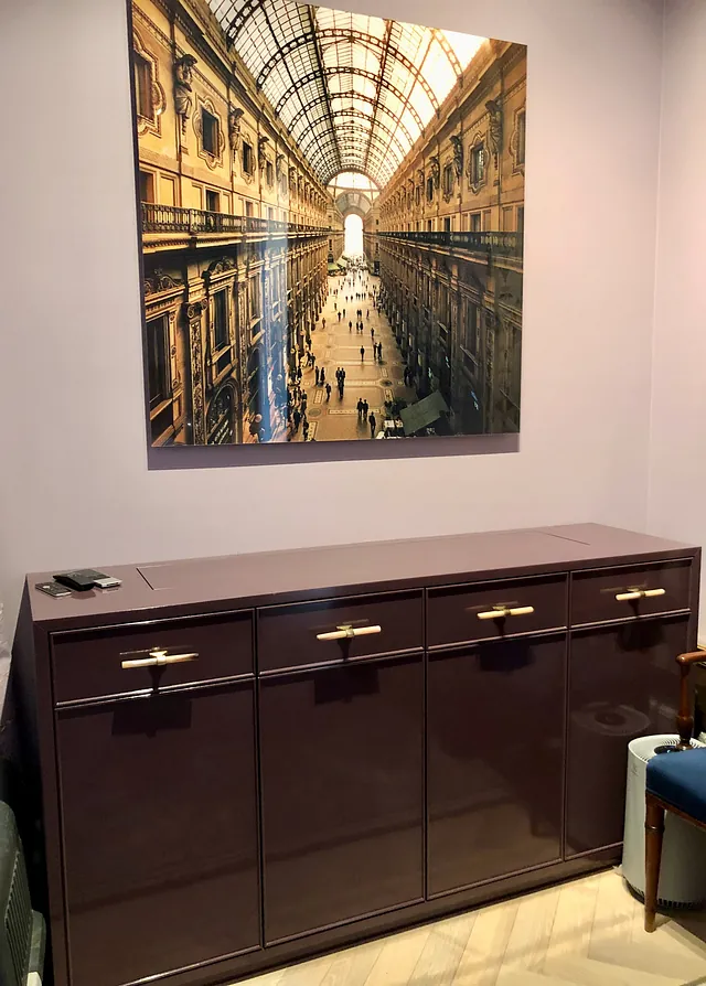 Møbel med skap og skuffer