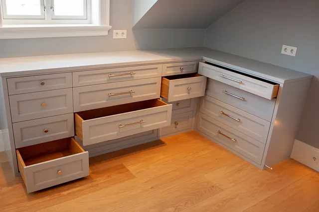 Møbel med mange skuffer