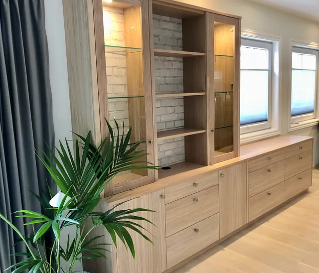 Hyller, skuffer og skap inntil en vegg