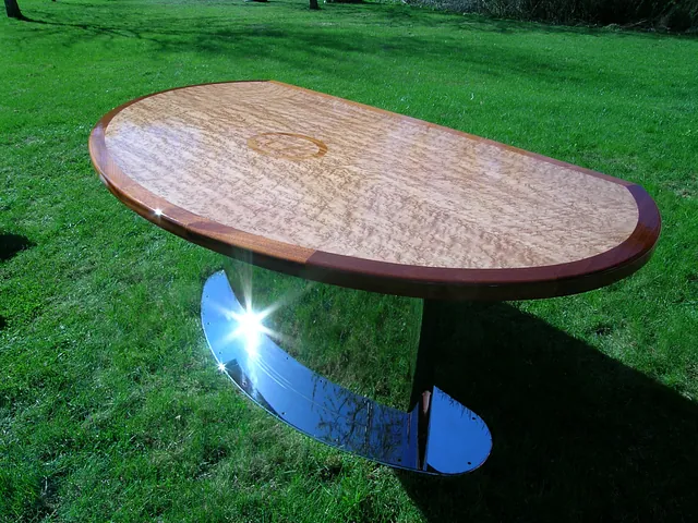 Bord med speilblankt ben