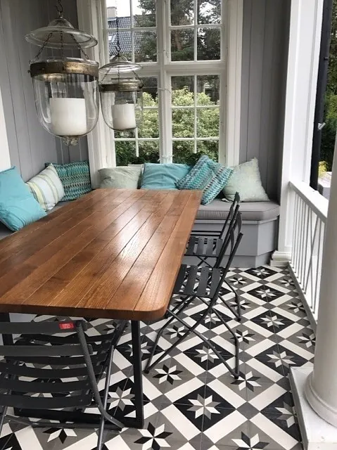 Et bord med sofrakrok og stoler