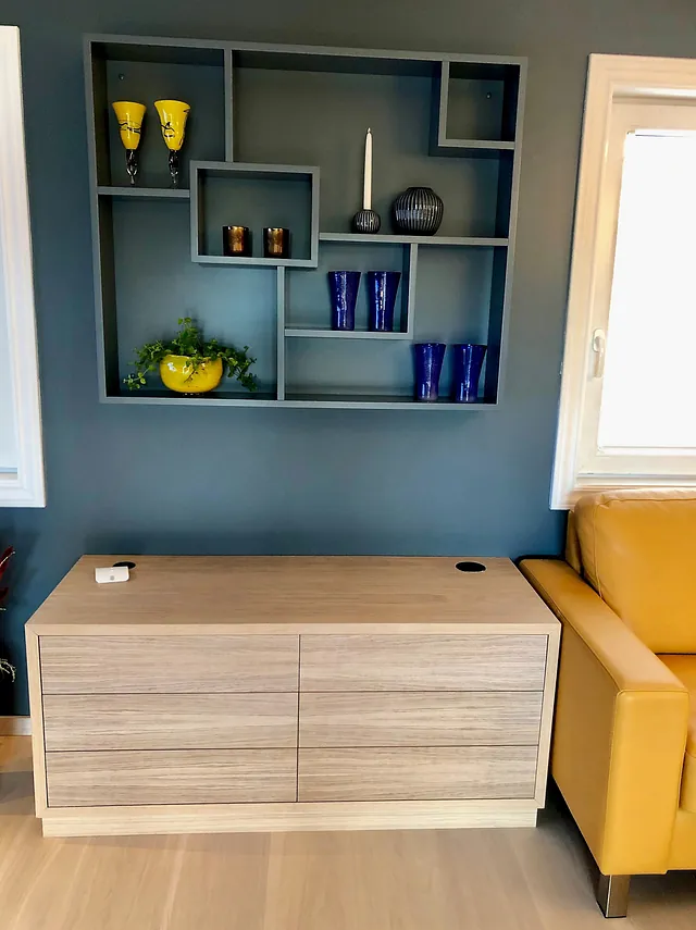 Lite møbel med fire skuffer