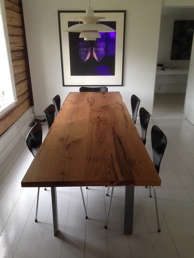 Spisebord med stoler rundt