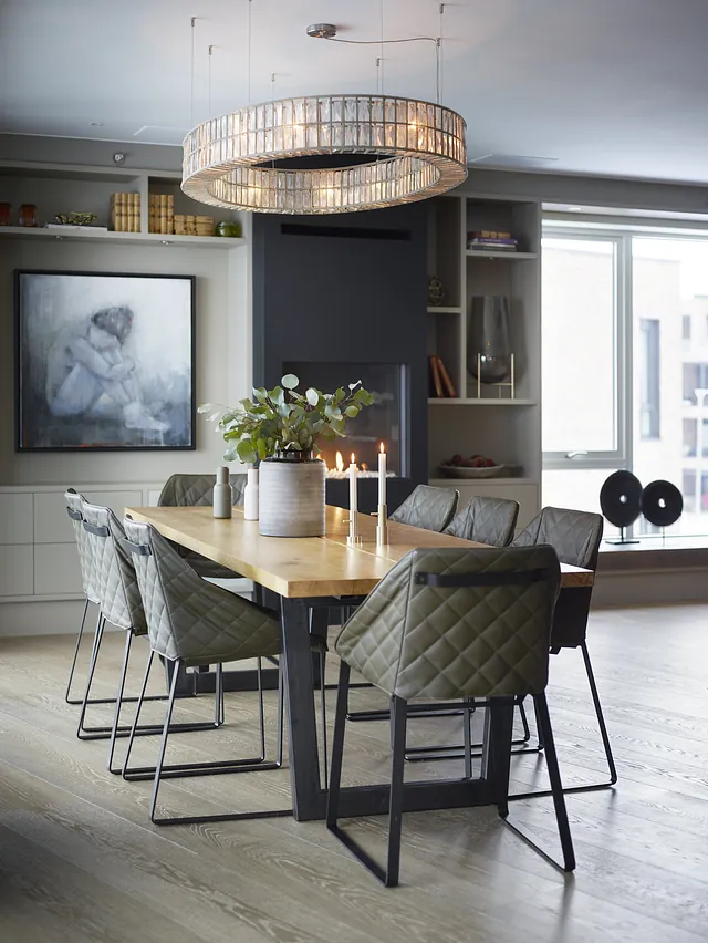 Spisebord med stoler og pynt